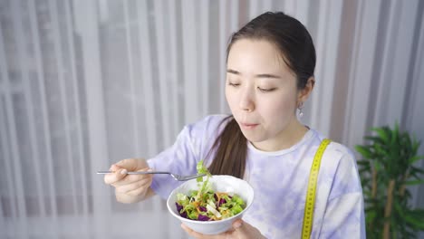 Eine-Asiatische-Junge-Frau,-Die-Sich-Gesund-Ernährt,-Isst-Salat.
